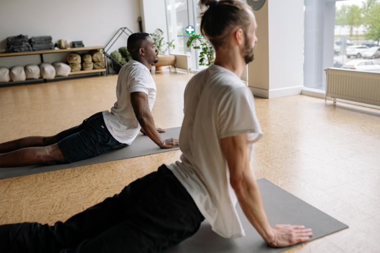 homem branco e homem negro fazendo exercícios de alongamento para ficar mais alto naturalmente