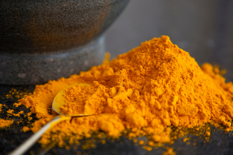 Descubra os principais benefícios do açafrão para a saúde e como ele pode contribuir até mesmo para a saúde reprodutiva.