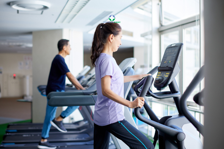 Pessoa caminhando na esteira pela manhã, simbolizando o recomeço em 2026 com hábitos saudáveis, hidratação e atividade física leve.